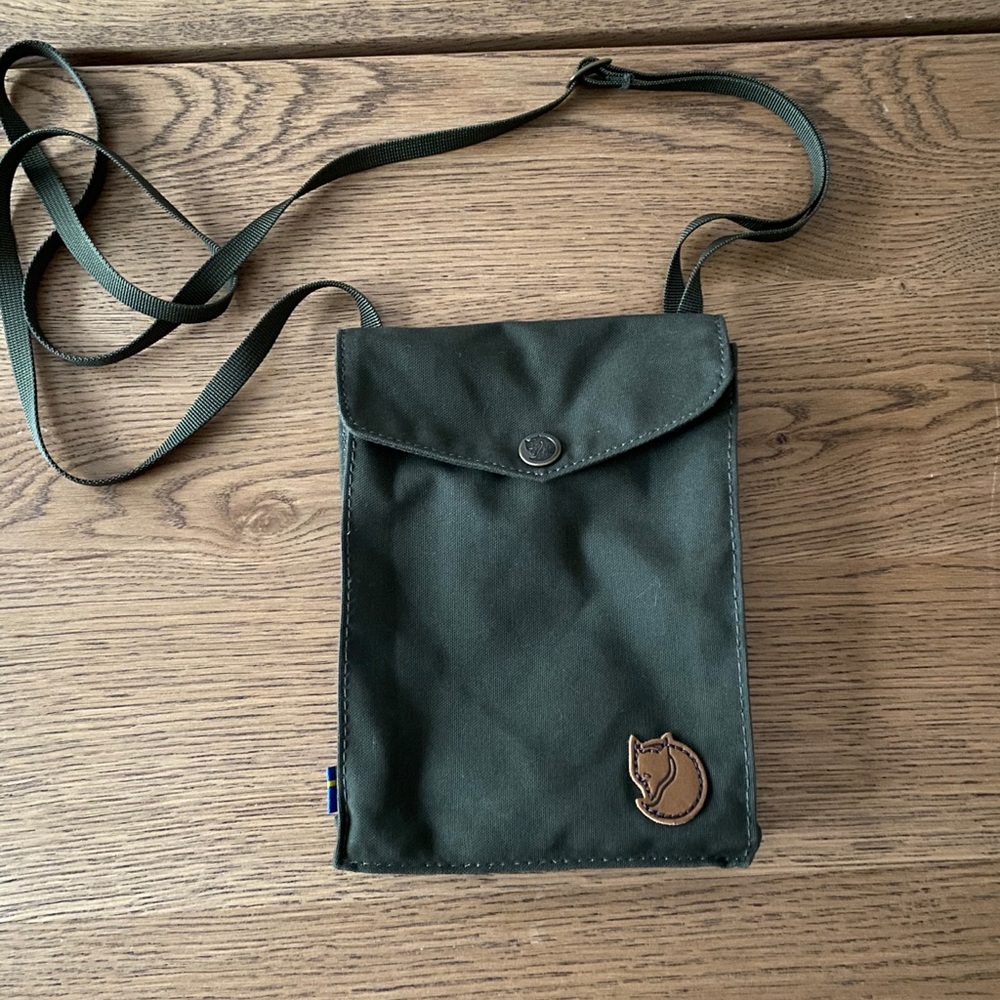 Fjallraven pocket bag in Deep Forest EUC